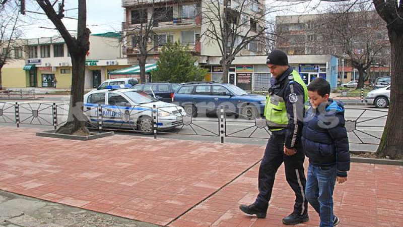 Полицай заведе дете до училище, за да не паркира майка му неправилно