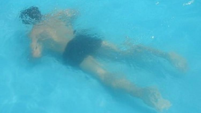 Ученик се удави в басейн по време на час по физическо