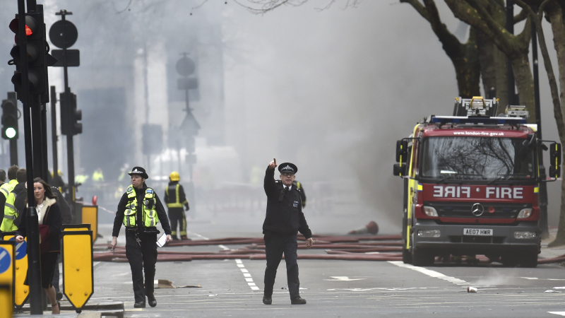 Голям пожар в центъра на Лондон, евакуирани са над 2000 души (СНИМКИ)