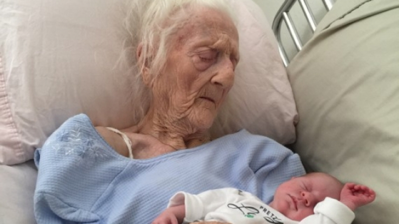 Снимка на прабаба и внуче трогна света 