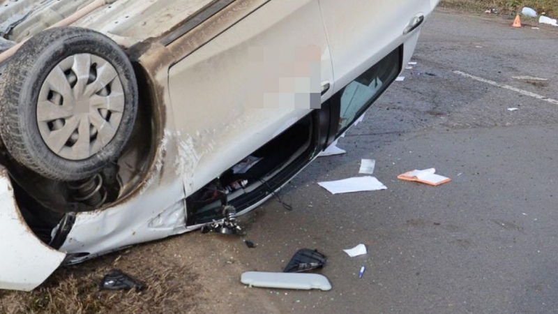 Първо в БЛИЦ: Кола се обърна по таван при тежка катастрофа в Пловдив