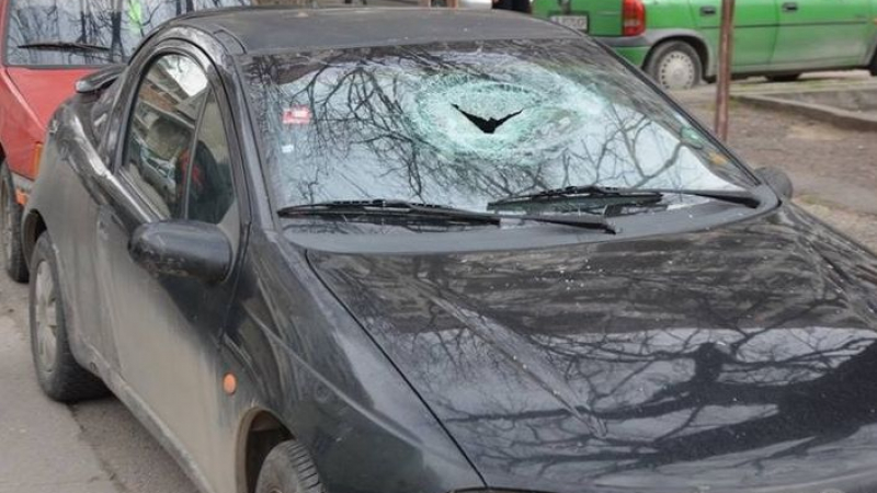 Поне 10 автомобила са изпотрошени при погрома във Варна (СНИМКИ)