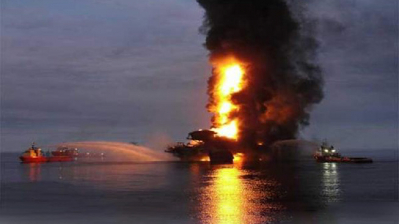 Нефтена платформа се взриви край Мексико (ВИДЕО)