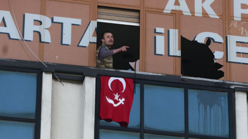 Нова драма в Истанбул: Въоръжени нахлуха в сградата на управляващата партия