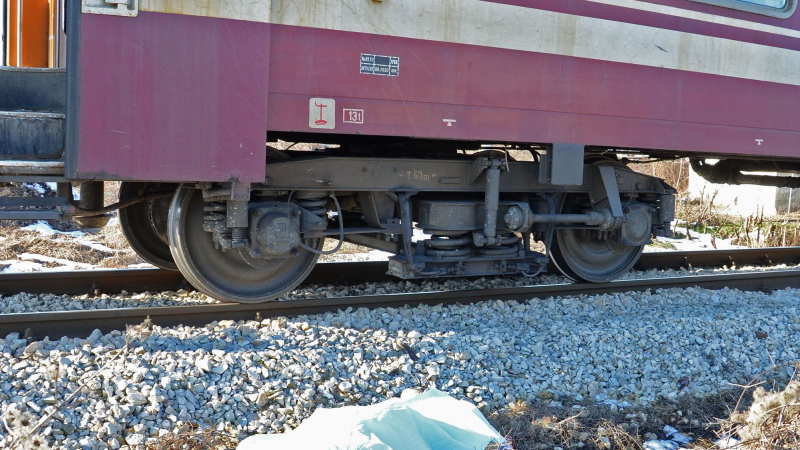 Размазаният от влак край Перник е обявен за издирване столичанин 