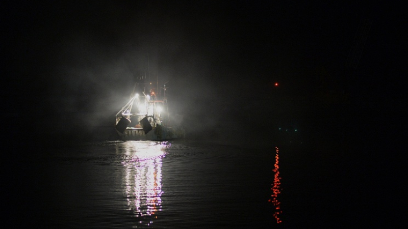 Кораб със 132-ма потъна край Камчатка, засега спасиха 25