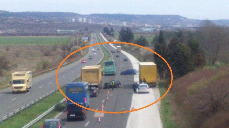 Тежка катастрофа с намачкани коли на магистралата край Варна 