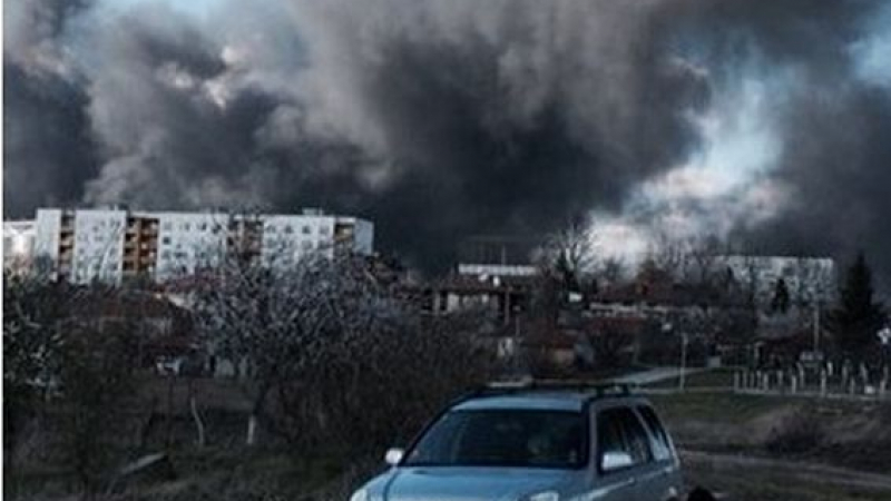 Апокалиптичен пожар във Варна, небето почерня (СНИМКИ)