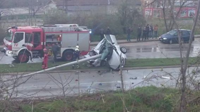 Зверска катастрофа: Кола отсече стълб в Плевен