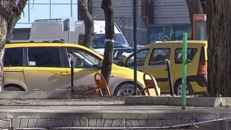 77-годишен кара нелегално такси в Разград, друг бяга от връчването на акт