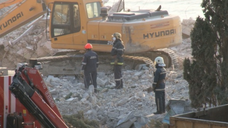 Погребаха работниците, загинали под руините на хотел „Вероника”