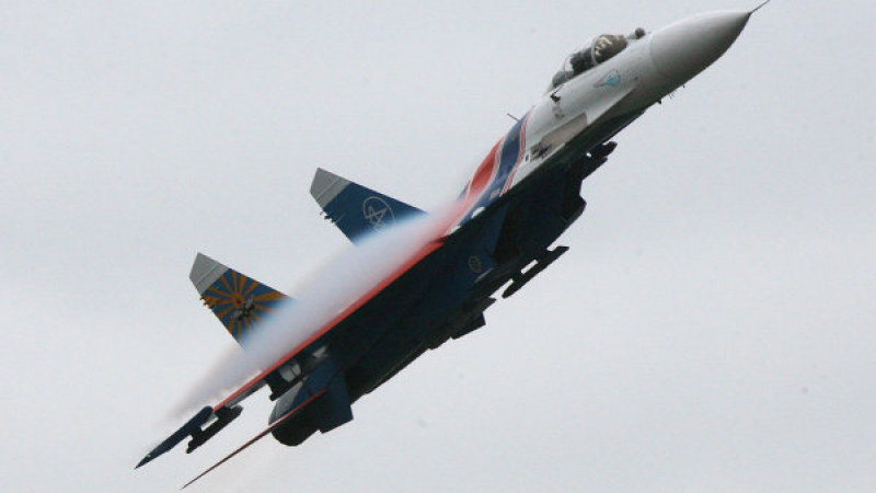 Пентагонът: Руски Су-27 профуча на нищожните 6 метра от наш разузнавателен самолет! 