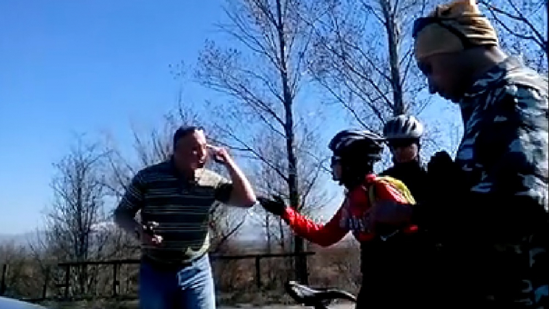 СКАНДАЛНО ВИДЕО: Прокурор блъсна колоездачка, заплашва цялата група на пътя!