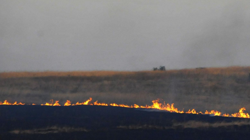 Стърнища горят край Усойка, пожарникари все още не идват