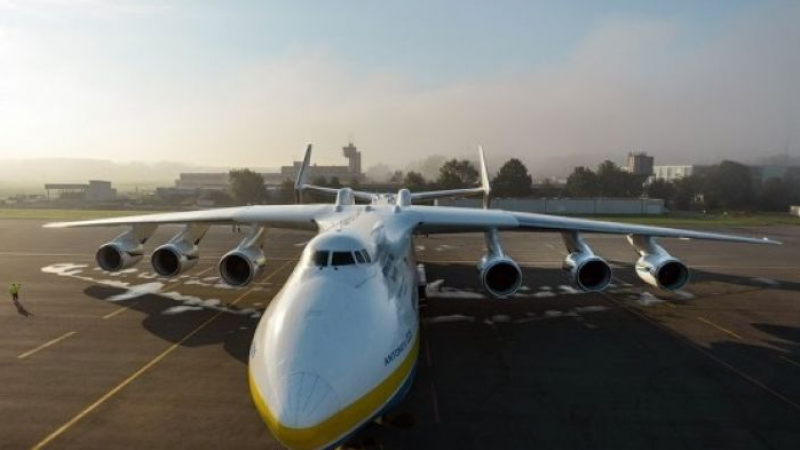 Най-големият самолет в света не кацна в Бургас