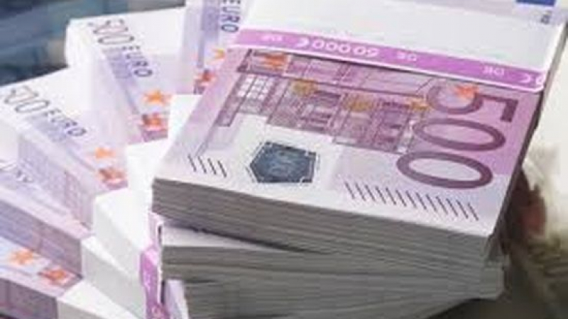 Кметски килим ръси пачки с банкноти по 500 евро