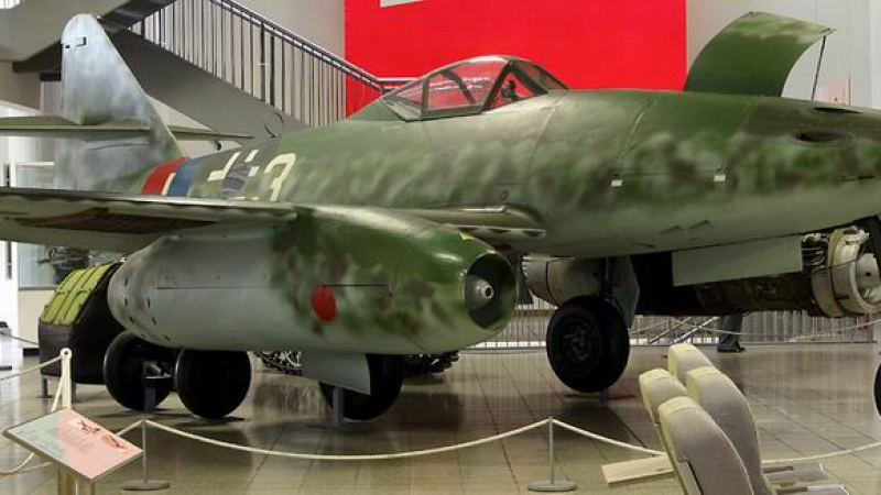 18.4.1941 г.: Прототипът на германския реактивен изтребител Ме 262 изпълнява първия си полет