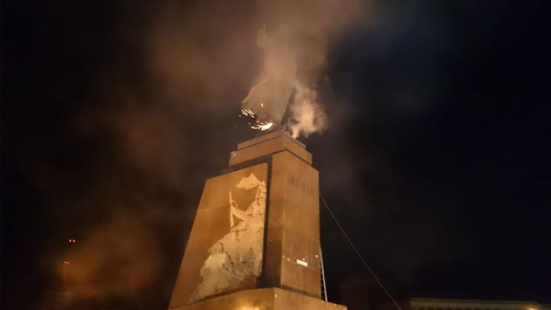 Вандали бутнаха паметници на Ленин в Украйна (ВИДЕО)