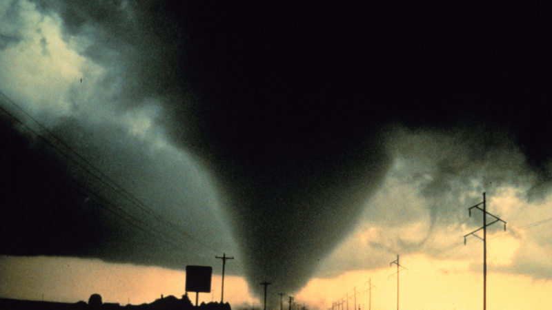 Чудо: Страховито торнадо пощади шофьор миг преди да го отвее към смъртта (ВИДЕО)