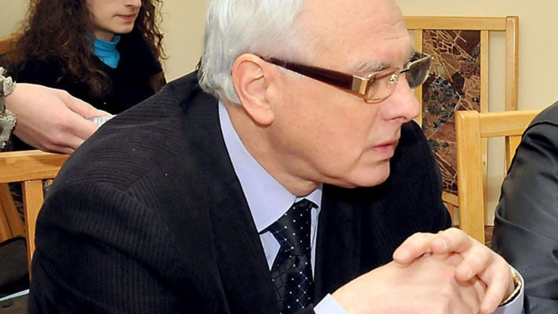 Велизар Енчев ще ликвидира Комисията по досиетата