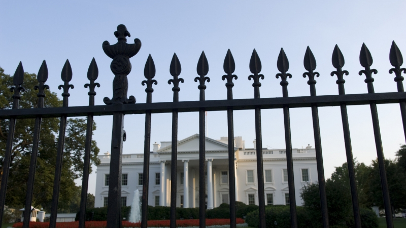 Нарушител с пакет се покатери на оградата на Белия дом