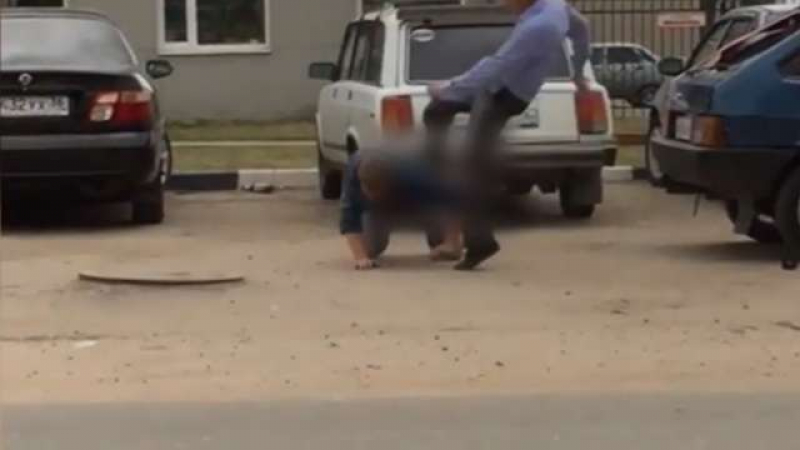 Пиян „Терминатор” и неговата почерпена съпруга се млатиха на улицата (ВИДЕО)