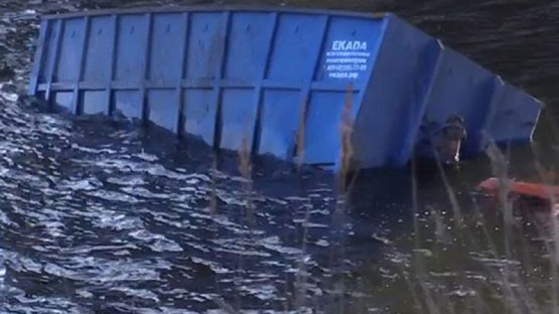 Тежка катастрофа в Москва: Камион за боклук падна в река, двама загинаха (ВИДЕО)