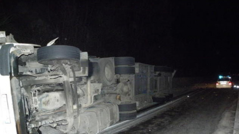Открили шофьора на катастрофиралия румънски ТИР на 30 метра от кабината