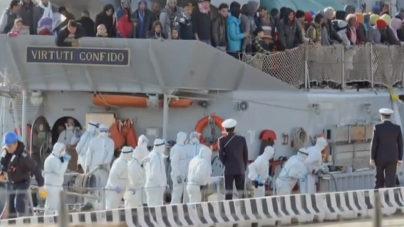 Арестуваха двама от спасените край Лампедуза - били от трафикантите (ВИДЕО)