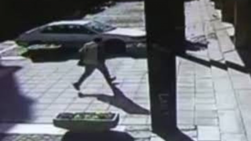 Камери уловили мъжа, хвърлил камък по централата на БСП (ВИДЕО)