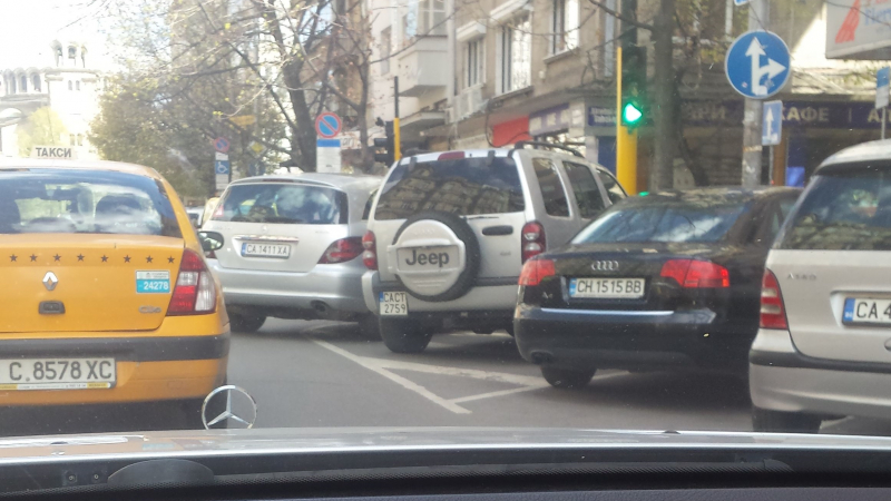 Безумие в София: Коли вече паркират и на светофарите