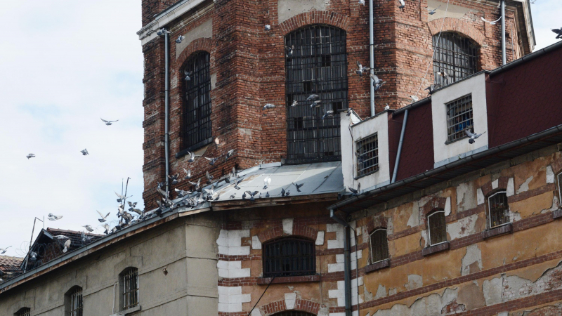 Забранени предмети, изкуствени прегради и опасност от пожари в софийските затвори