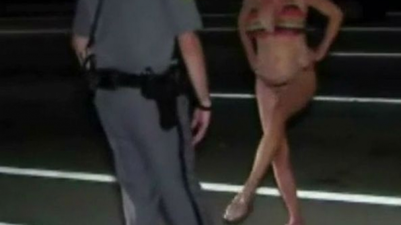 Пияна секси баба омайва пътни полицаи по бикини (ВИДЕО)