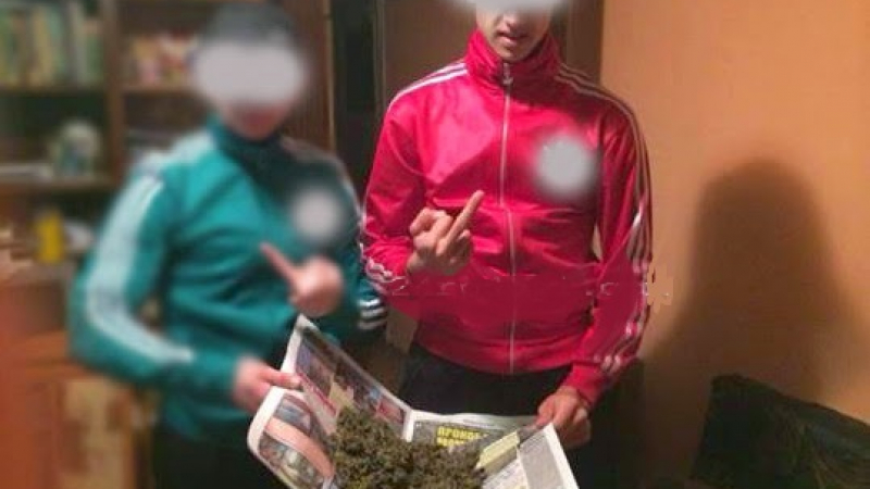 Син на бизнесмен се фука с марихуана във Фейсбук