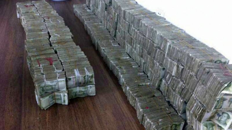 Китайка си купи БМВ със 100 кила банкноти, броиха ги 6 часа