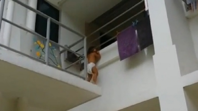 Спасиха бебе, заклещило главичката си на балкон (ВИДЕО)