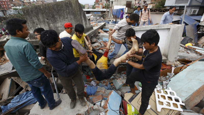 Над 800 са жертвите на труса в Непал, има загинали в Индия, Бангладеш и Китай (СНИМКИ 18+)