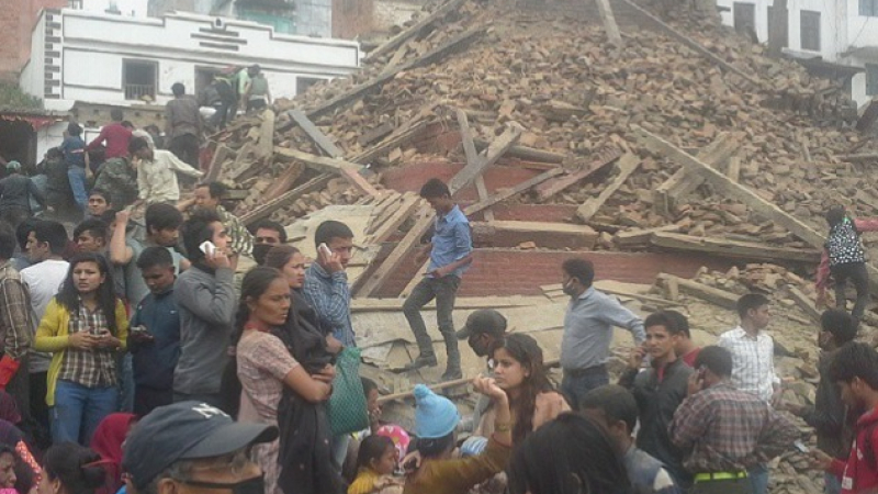 Стотици затрупани под руините на храм след убийствения трус в Непал (СНИМКИ/ВИДЕО)
