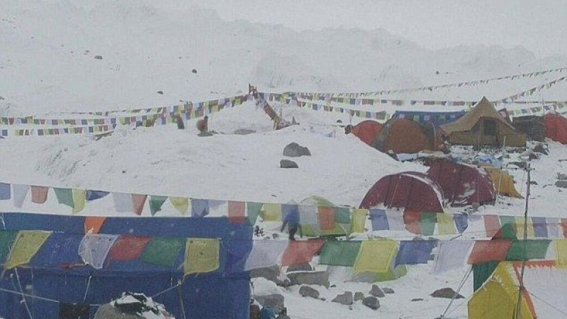 Около 700 души все още се намират под Еверест (СНИМКИ/ВИДЕО)