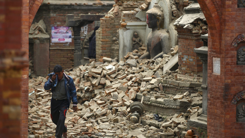 Нов мощен трус докато броят трупове в Непал