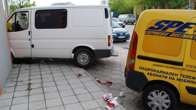 Касапница в Хасково: Бус прегази двама и влезе в магазин (СНИМКИ)