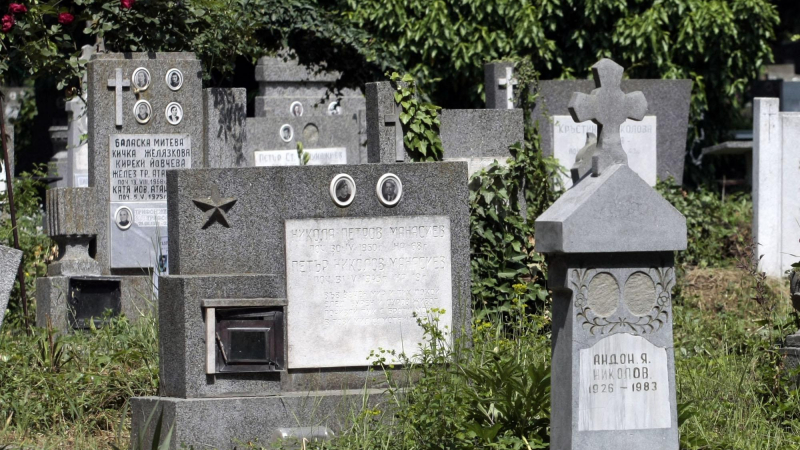 Гнусно: Алчни адвокати дебнат родители на загинало дете на гробището!