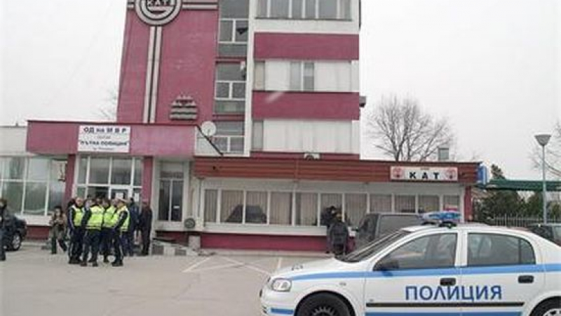 Повдигнаха обвинение на трима от арестуваните при акцията в КАТ Пловдив 