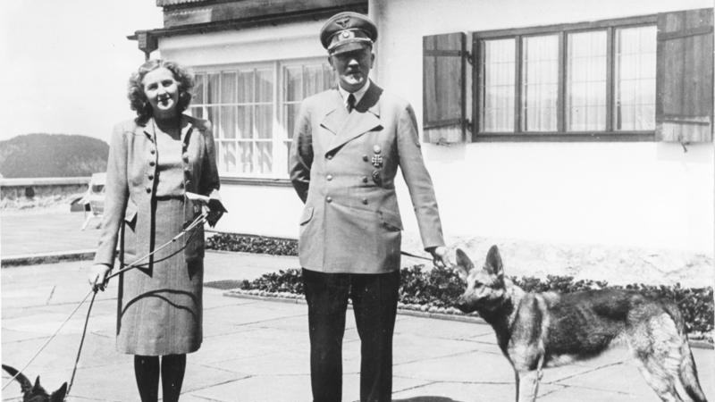 30 април: Преди 70 г. куршум и цианид убиват Хитлер, Ева Браун и овчарката им Блонди