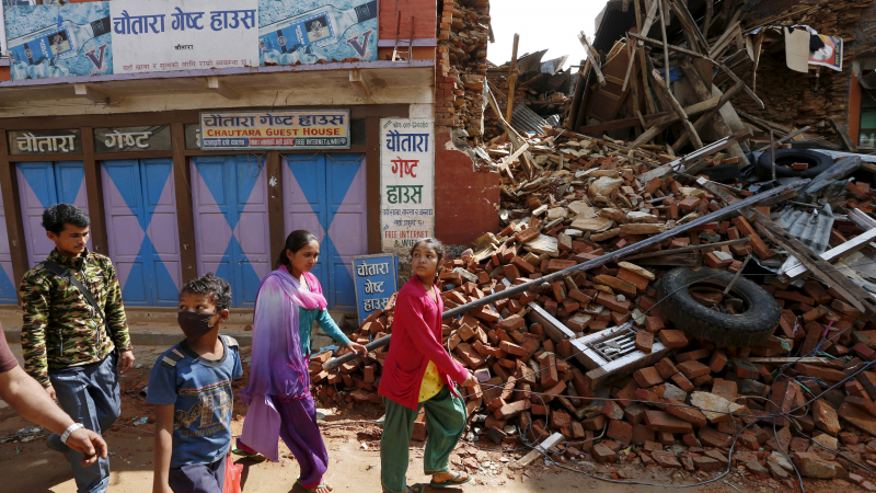 Чудо! Бебе на 4 месеца извадено живо изпод отломките в Непал 