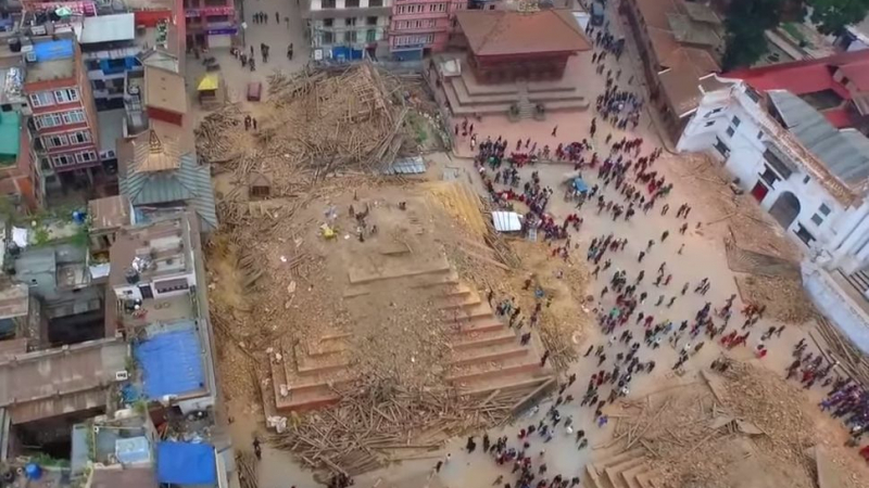 Ужасяващи нови кадри от земетресението в Непал (ВИДЕО)