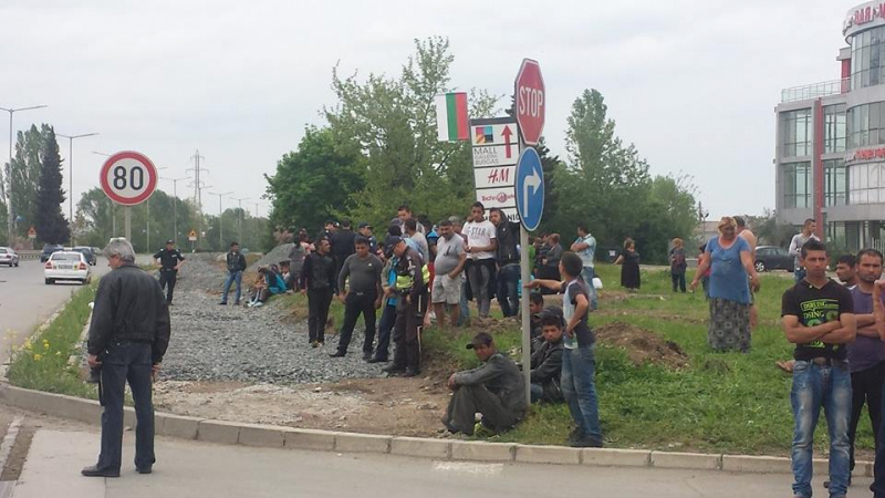 Стотици гневни роми са се струпали край мястото, където БМВ уби дете, прииждат още