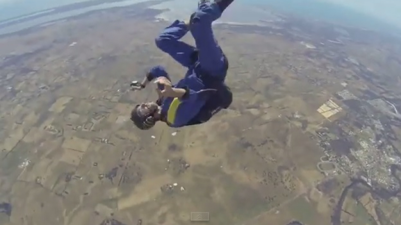 Мъж скочи от самолет и парашутът му не се отвори (ВИДЕО)