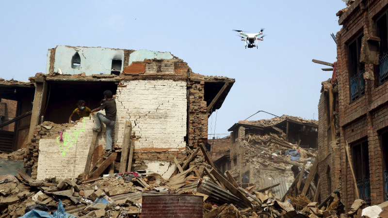 Откриха живи трима, прекарали 8 дни под развалините в Непал