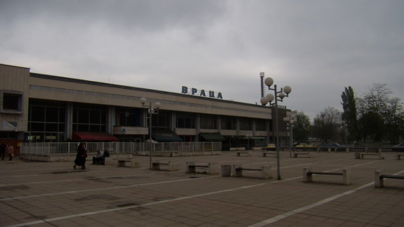 Нападнаха и обраха жена посред бял ден на жп гарата във Враца